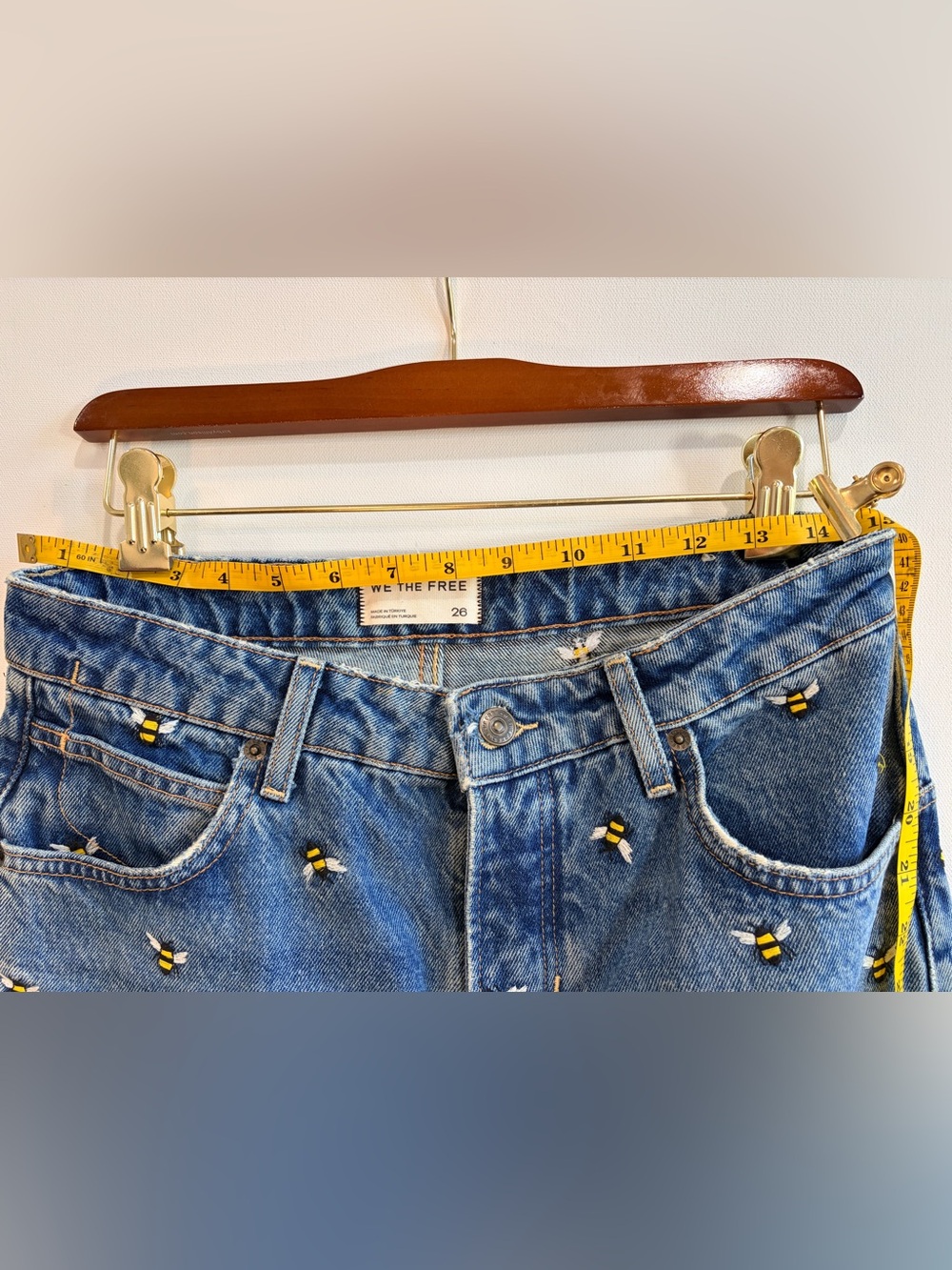Free People We The Free Deep Trance Bee Embroidered Boyfriend Jeans Size 26 - Picture 7 of 7